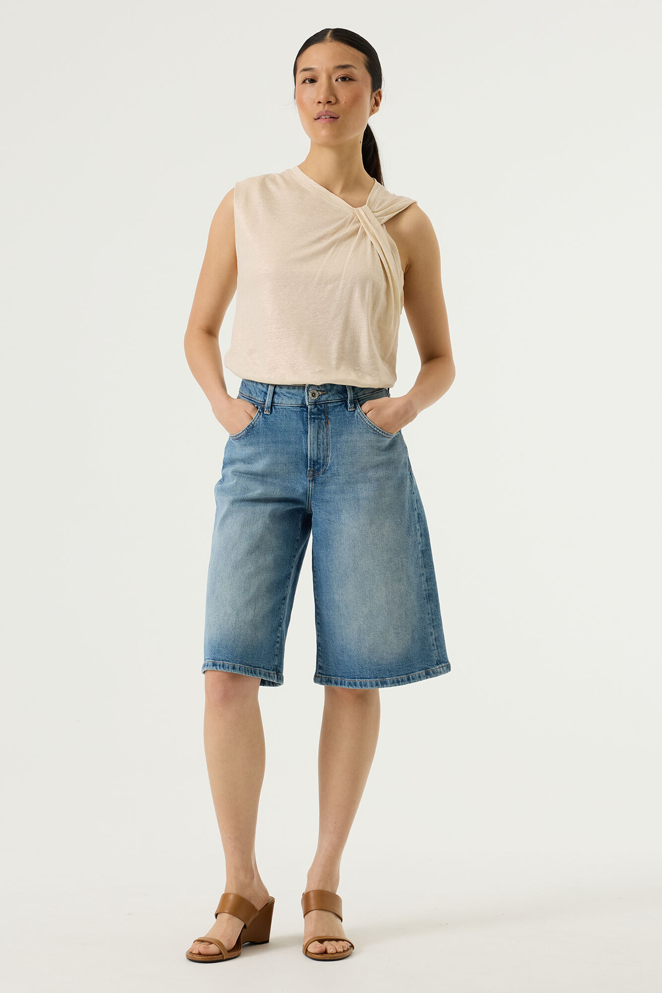 Garcia Female Celia wide leg denim long bermuda in a medium used wash