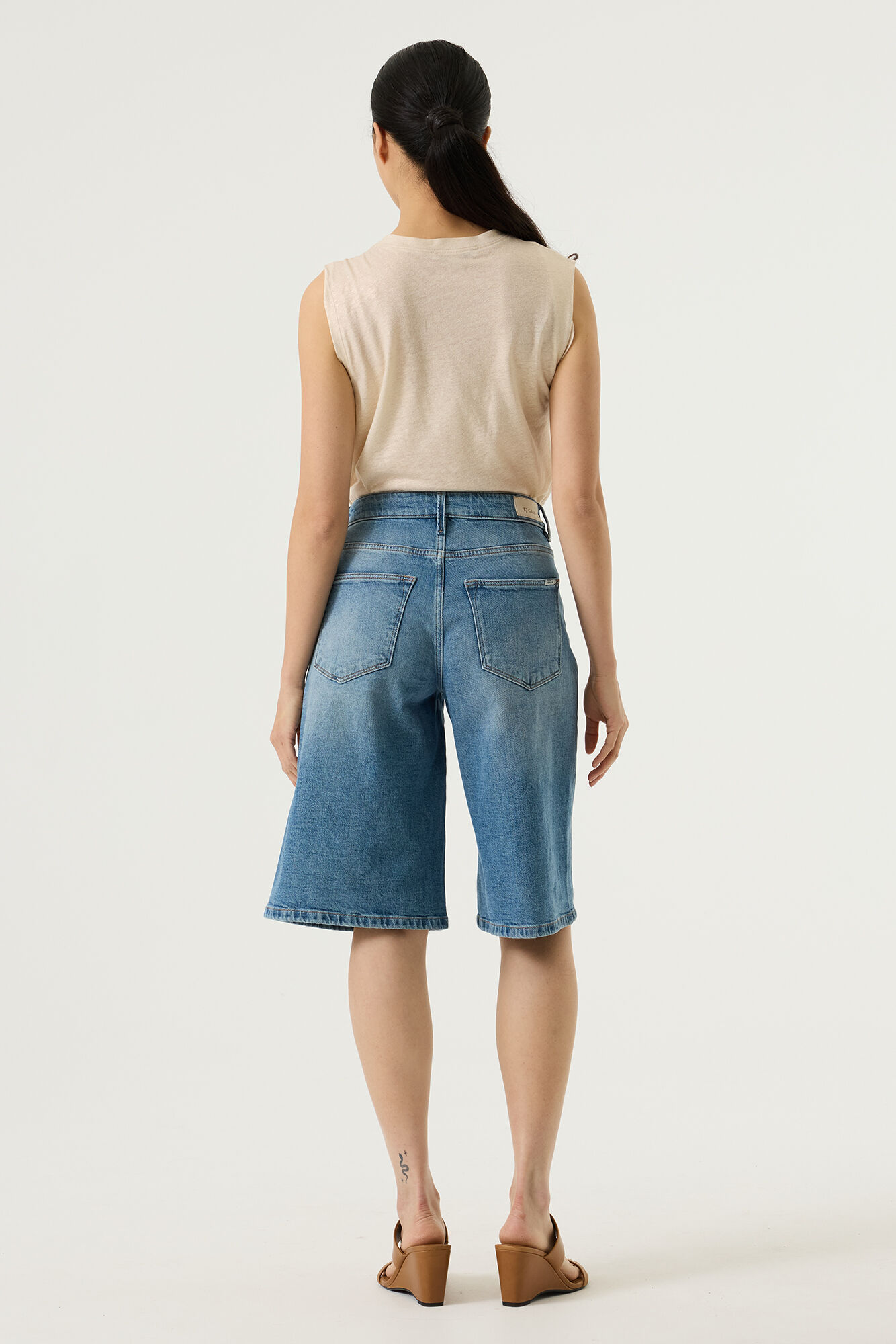 Garcia Female Celia wide leg denim long bermuda in a medium used wash - Image 3