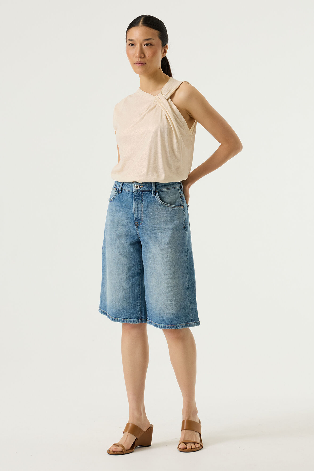 Garcia Female Celia wide leg denim long bermuda in a medium used wash - Image 2